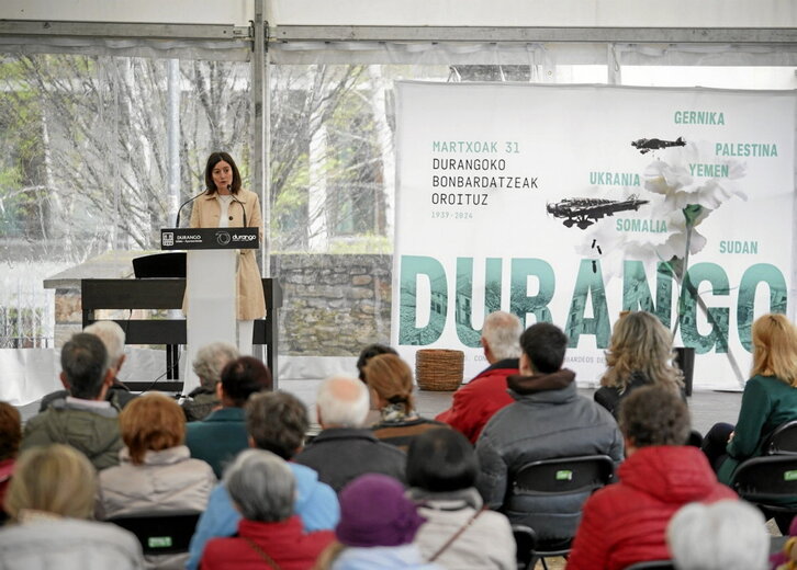 1937ko bonbardaketaren biktimen omenezko ekitaldiaren irudia.