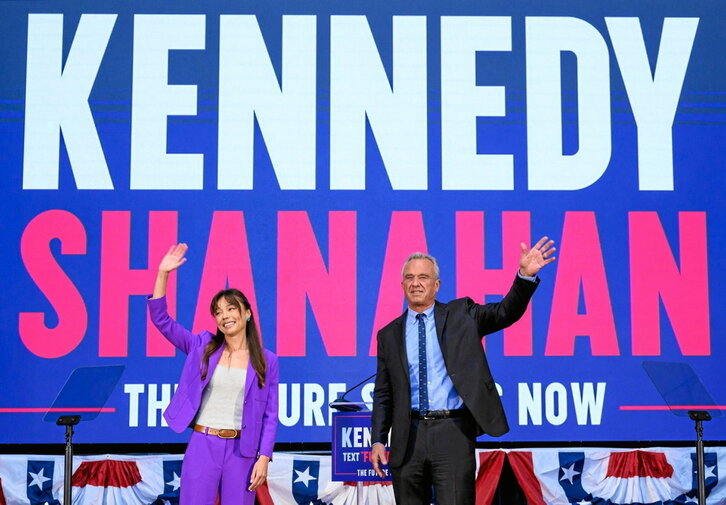 Robert F. Kennedy Jr. AEBetako presidentegaiak bere formula-kide Nicole Shanahan abokatu aberatsa aurkeztu zuen martxoaren 26an Oaklanden (Kalifornia).