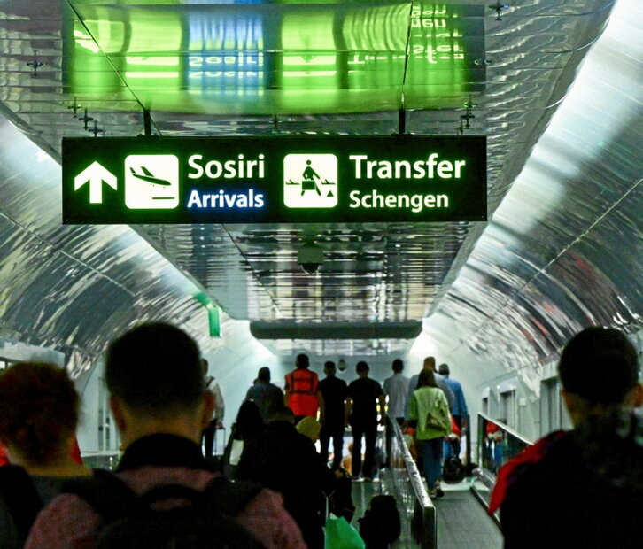 Señalización en un aeropuerto de Rumanía.