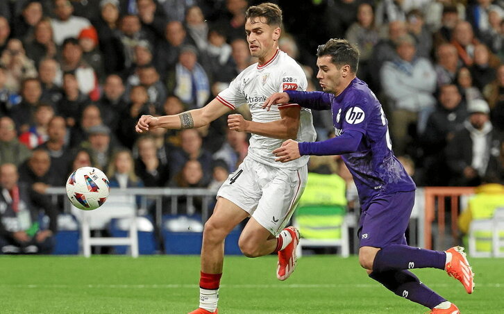 Beñat Prados pugna con Brahim Díaz por un balón dividido.