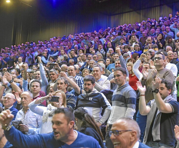 Lerro hauen gainean, harmailan bizi izan zen emozioa; ezkerrean, Peio Etxeberria bere semearekin eta eskuinean, Julen Martijaren jauzia. Behean, Zabaleta, finaleko pilotaririk onena, lurrean.