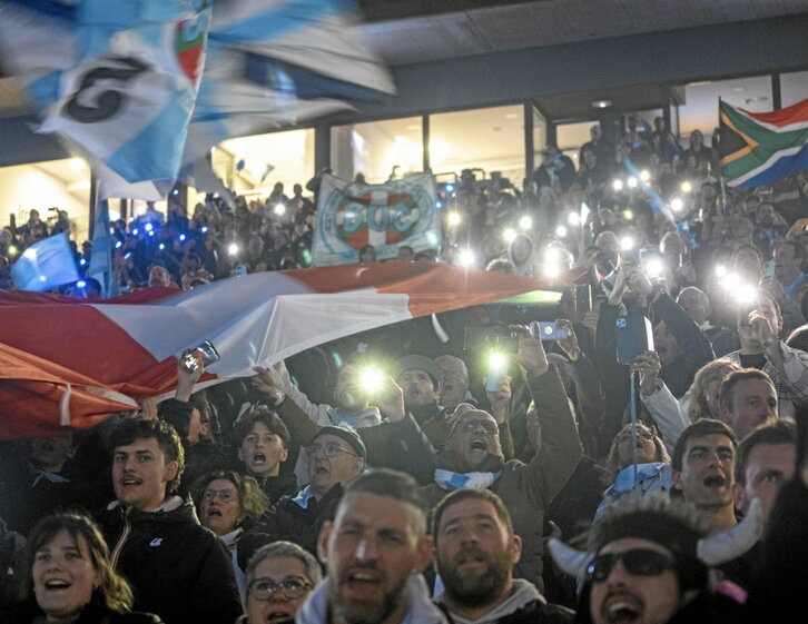 El ataque del Aviron trata de superar sin éxito la dura defensa de Toulon.