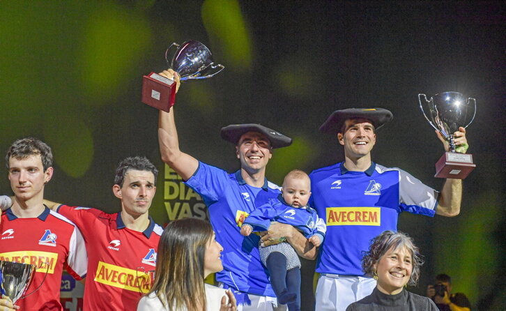 Peio Etxeberria, con el pequeño Peio en brazos, y José Javier Zabaleta posan felices con sus txapelas.