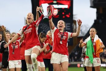 Mead y Little alzan el trofeo de la League Cup, que el Arsenal ha conquistado por séptima ocasión.