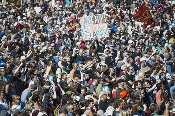 «8 de abril  histórico. La valentía de la paz» reza un cartel  en la abarrotada plaza de San Andrés, en Baiona.