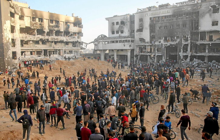 Palestinos inspeccionan los daños en el hospital Al-Shifa de Gaza después de que el Ejército israelí se retirara ayer.