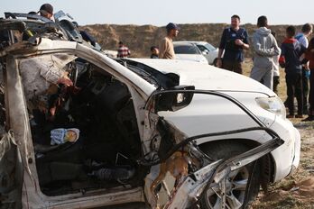 Así ha quedado uno de los vehículos en los que viajaban los trabajadores de la ONG World Central Kitchen-