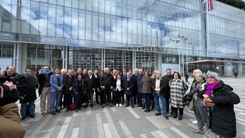 Babes zabala jaso dute Etxeberrik eta Molle-Haranek Auzitegiaren atarian.