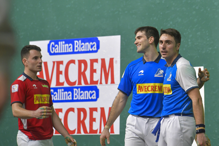 Jose Javier Zabaleta, irribarretsu, alboan Peio Etxeberria duela, Binakako txapelketako partida batean.