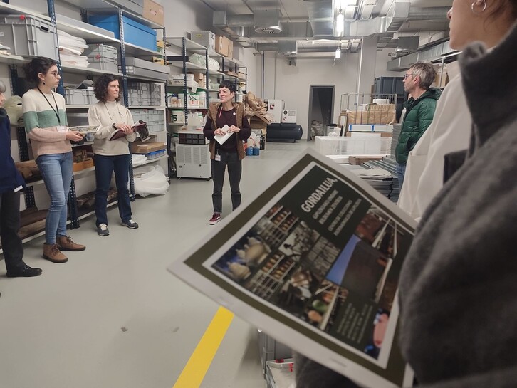 Gordailua sisteman sartzeko prozesua fase ezberdientan antolatu da