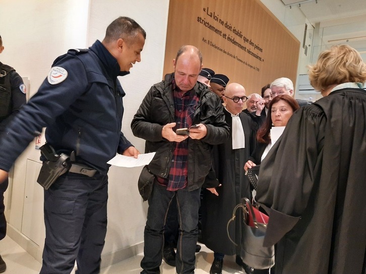 Etxeberri y Molle-Haran se identifican en el acceso a la Sala 16 del Tribunal Correcional, esta tarde, en París.