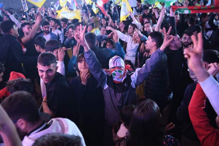 Seguidores del partido porkurdo DEM celebran su victoria en Diyarbakir.