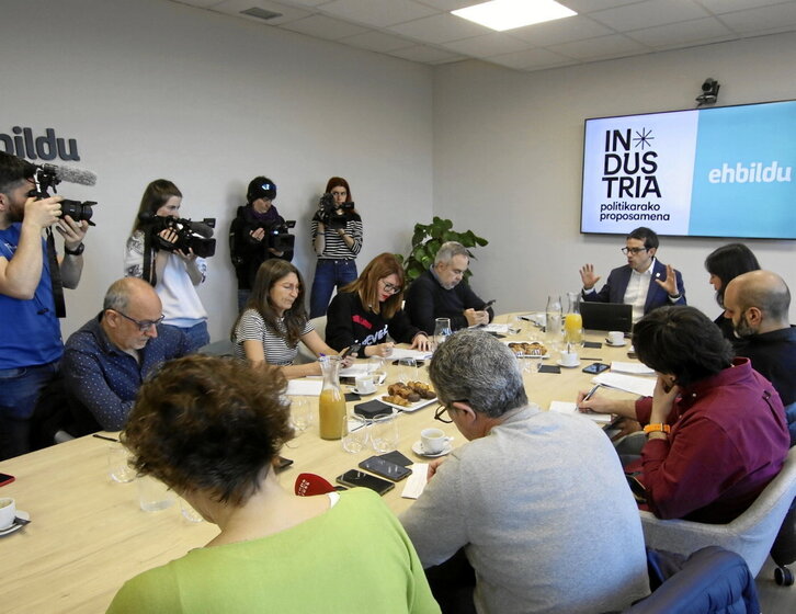 Pello Otxandiano presentó la propuesta sobre política industrial de EH Bildu.