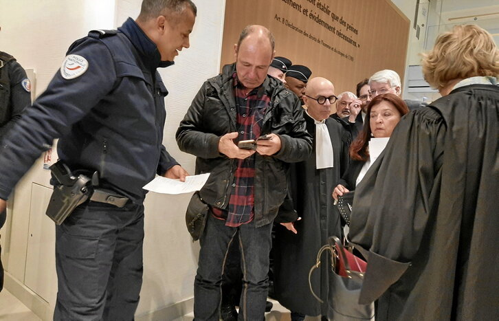 Un gendarme identifica a Etxeberri, contra el que pesan las acusaciones más graves, a su entrada al tribunal.