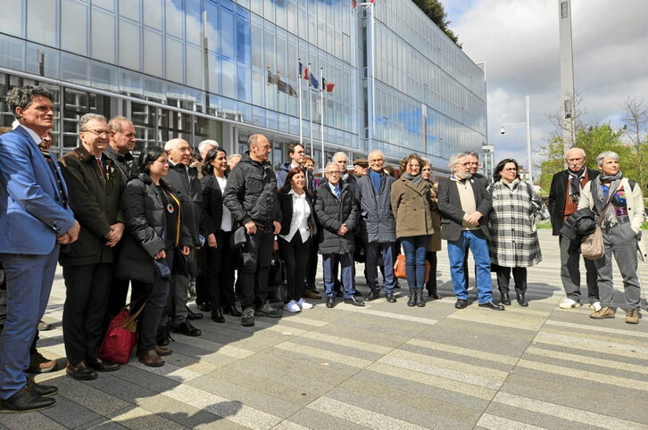 Parisko Auzitegiaren aitzinean, bi euskal bakegilerekin, elkartasunez.