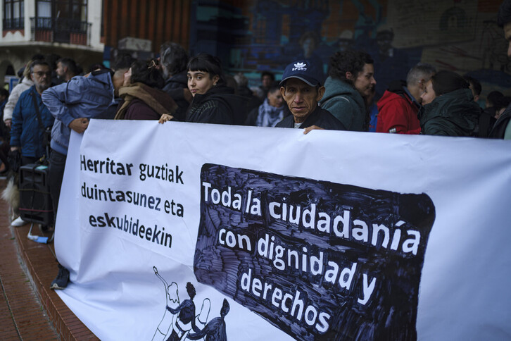 Concentración en Barakaldo para denunciar una actuación «racista» de la Policía Local.