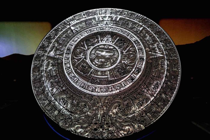 Un calendario solar expuesto en París.