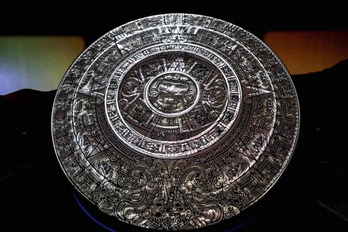 Un calendario solar expuesto en París.