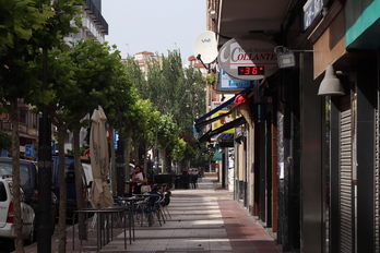 Una calle de Gasteiz con un termómetro marcando 36ºC.