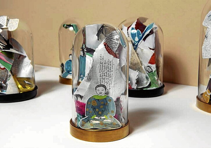 Esculturas de papel de Helena González, que  forman parte de la exposición «Otras liturgias», abierta en el Museo de Navarra hasta el 19 de mayo.