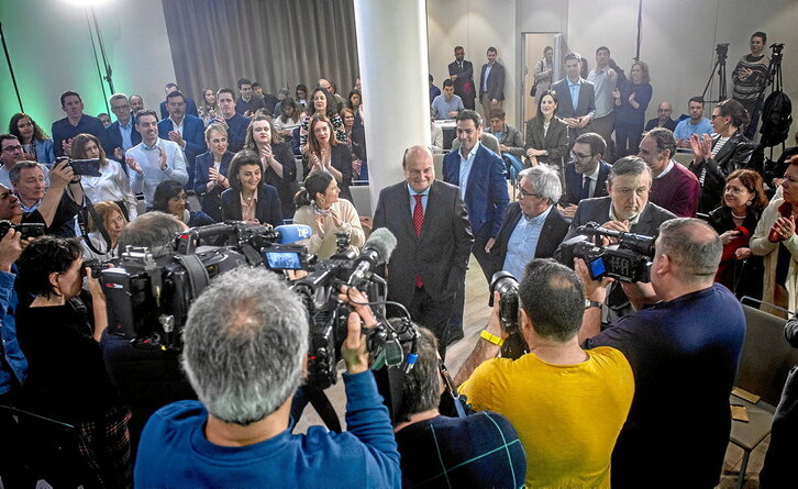 El público, puesto en pie, aplaude la entrada del presidente del EBB y de los cabeza de lista de cada territorio, incluido el candidato a lehendakari.