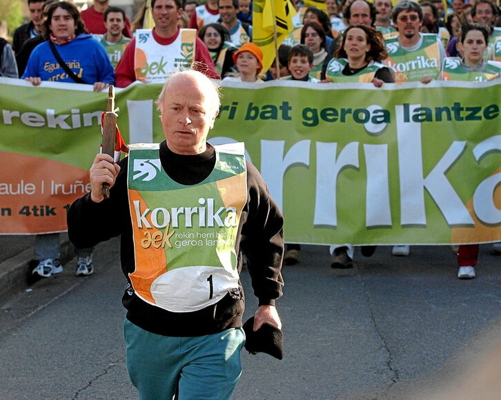 Ezkerreko irudian, Korrika Mauletik abiatu zen eguna, 2003an. Eskuinean, 23. Korrika Castejondik pasatzen.