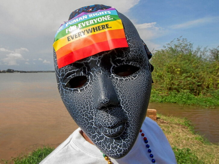 LGTBI kolektiboko lagunen aldeko ekintzen irudi bat, Ugandan.