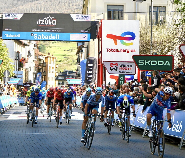 Hermans celebra su mejor victoria tras remontar a Aranburu, que se lamenta.