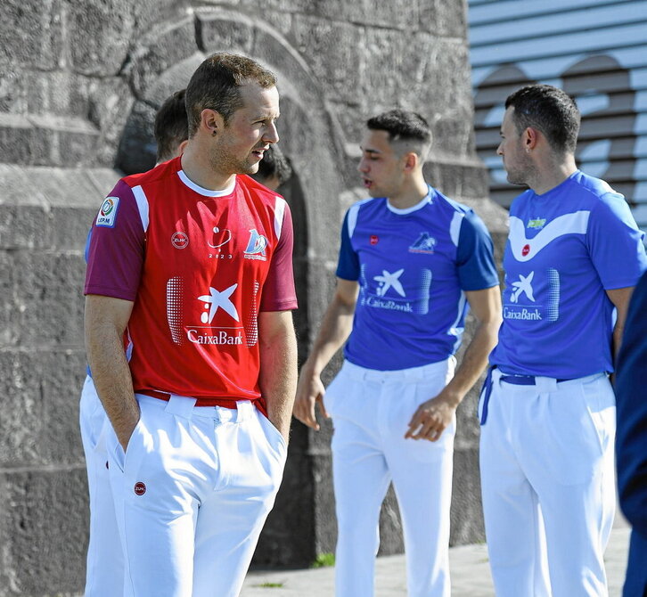 Jokin Altuna, gaixorik, izan zen atzoko argazkian falta izan zen pilotari bakarra.