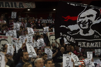 Carteles en recuerdo a Iñigo Cabacas en San Mamés.