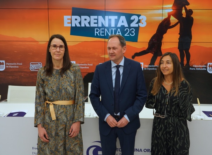 El diputado de Hacienda de Gipuzkoa, Jokin Perona, junto a la directora de Hacienda, Irune Yarza, y Yolanda Dominguez, subdirectora de Gestión Tributaria.