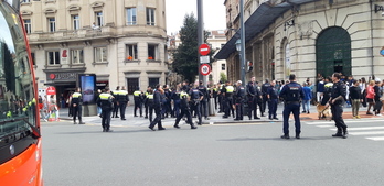 Decenas de agentes de la Policía Municipal de Bilbo y Ertzaintza han acudido ante la reacción de los vendedores