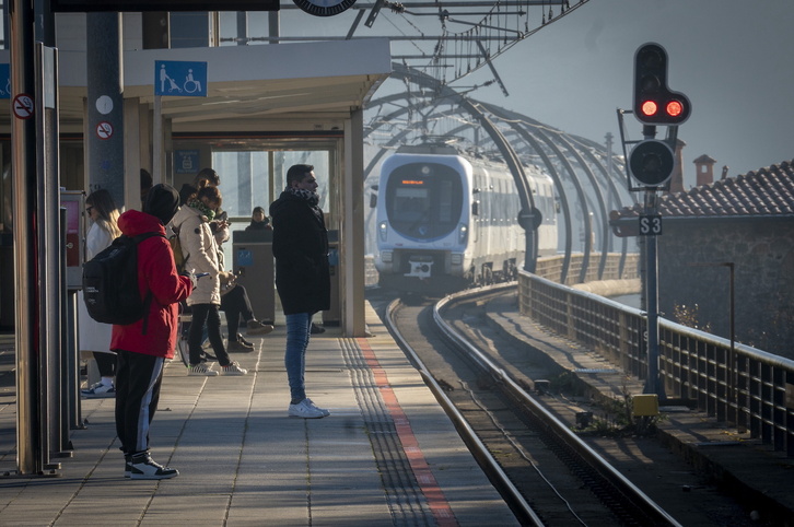 Pasajeros en la estación de Euskotren de Orio.