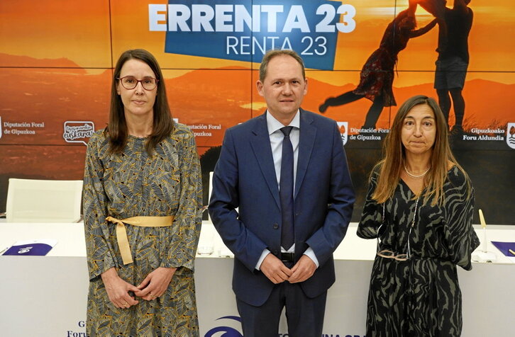Irune Yarza, directora de Hacienda; Jokin Perona, diputado de Hacienda, e Irune Yarza, subdirectora de Gestión Tributaria de Gipuzkoa.