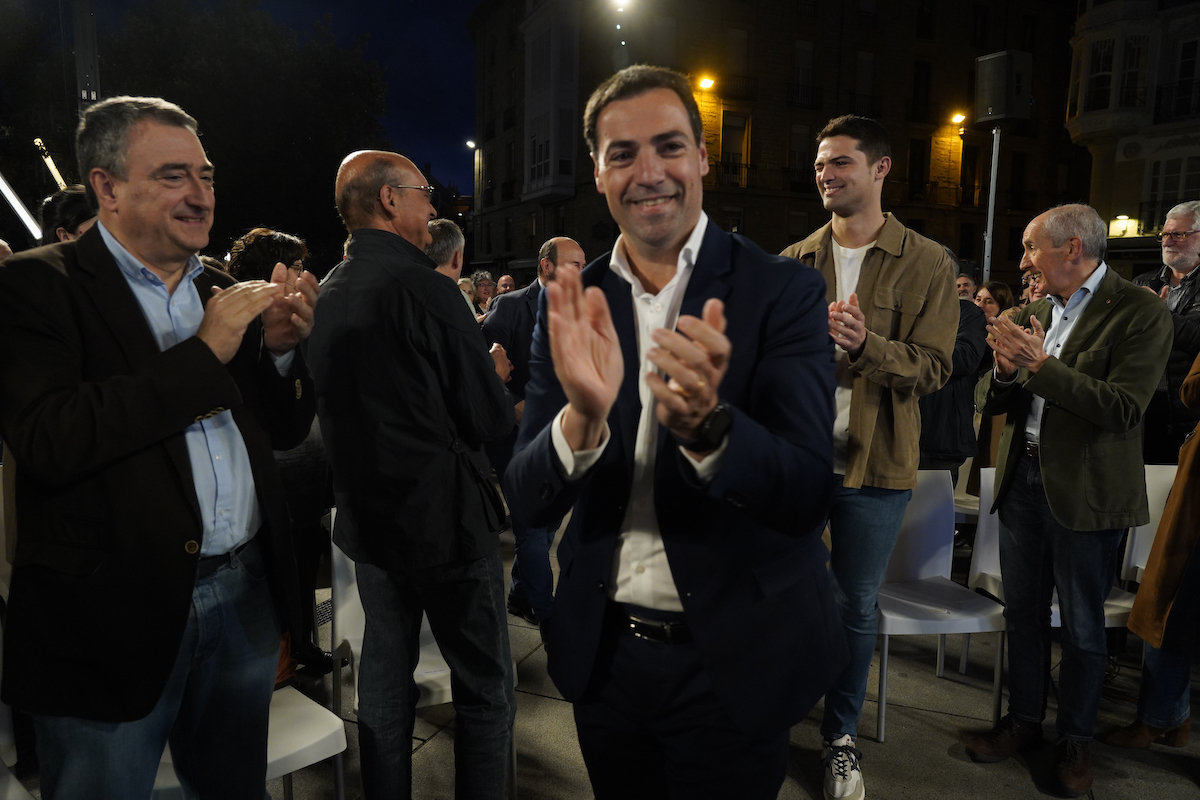 Pradales sonríe a las cámaras con Díez Antxustegi a sus espaldas. (Endika Portillo | Foku)