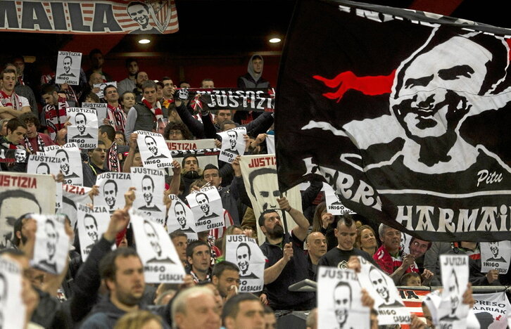 Aficionados del Athletic portan fotos de Iñigo Cabacas durante un partido en San Mamés.