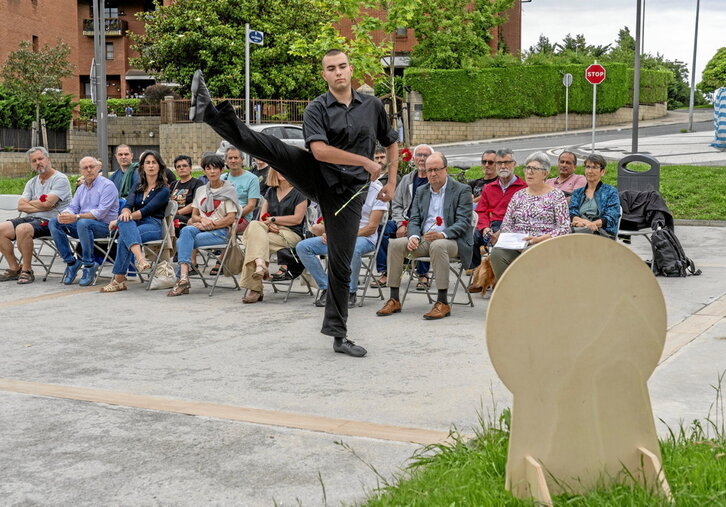 En la otra página, acto de Egiari Zor en el Día Internacional de las Víctimas de la Tortura, al que asistió el viceconsejero de Derechos Humanos, Rodríguez Ran. Junto a estas líneas, víctimas de la violencia del Estado, en un acto en Bilbo.