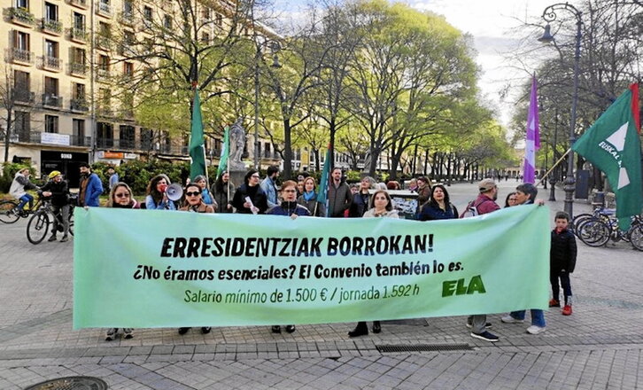 Elkarretaratzea egin dute Nafarroako parlamentuaren aurrean.