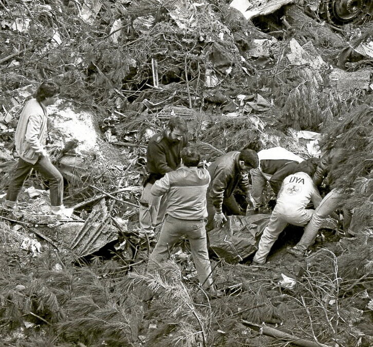 En esta página, tareas de rescate en el monte Oiz y portada de “Egin” el día después de la fuga de Sarrionandia y Pikabea. En la siguiente, firma del acuerdo de gobierno entre PNV y PSE-PSOE;