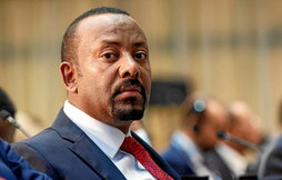 Aurreko orrialdean, goian, Etiopiako lehen ministroa, Abiy Ahmed; behean eta orrialde honetan, Somaliako presidentea, Hassan Sheikh Mohamud.