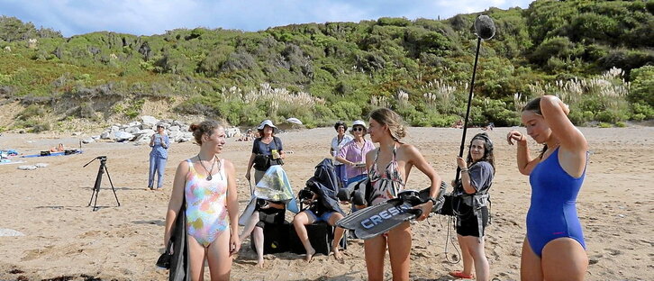 Erea Lopez, Lara Larrañaga eta Ainhoa Incognito, ezkerretik eskuinera, grabaketa batean.