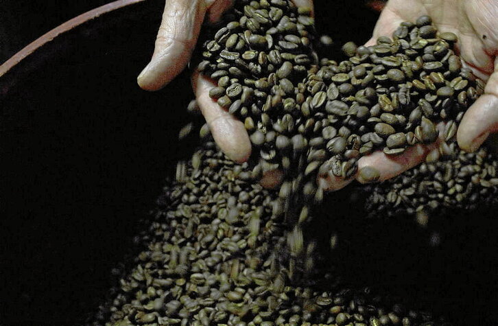 Ekonomiaren aldetik, kafeak 20 milioi pertsonari ematen dio jaten munduan.