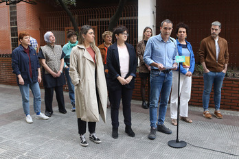 Julen Arzuaga, acompañado de otras candidatas de EH Bildu, en el callejón donde la Ertzaintza hirió de muerte a Cabacas.