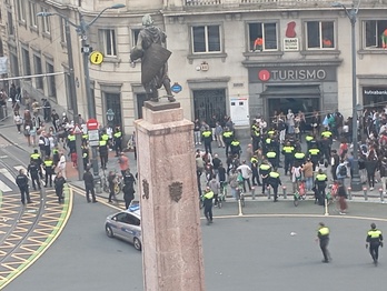 Policías municipales y ertzainas tratan de frenar la protesta de los vendedores ambulantes.