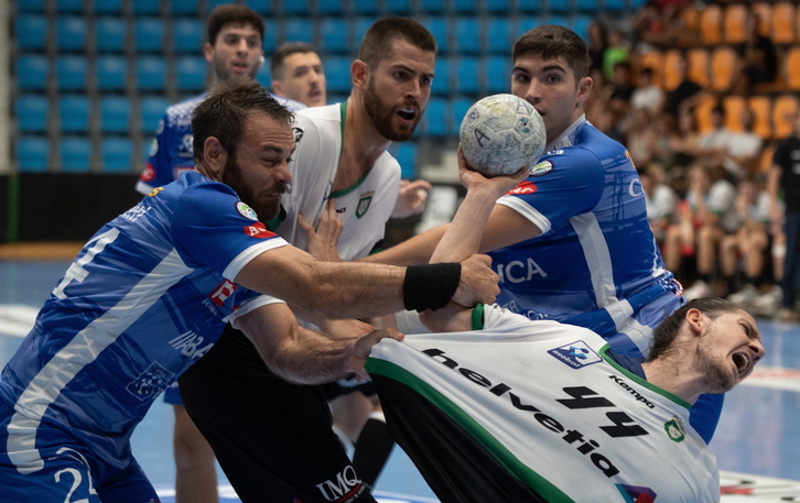 Julen Elustondo es agarrado del brazo y de la camiseta en un intento de lanzamiento.