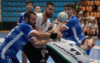 Julen Elustondo es agarrado del brazo y de la camiseta en un intento de lanzamiento.
