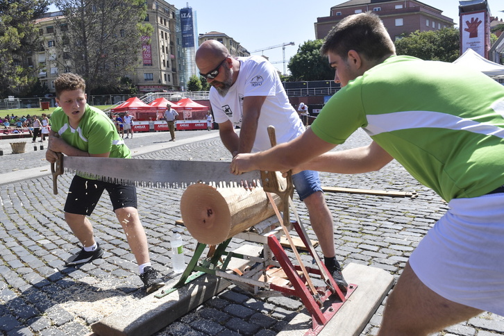 Irudian, gazteak trontzan Iruñean.