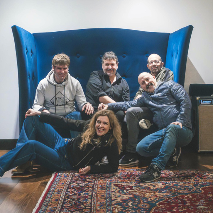 Fotografía grupal de Luhartz.