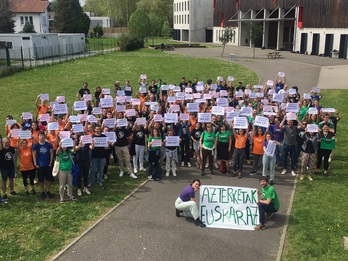 Ostiral honetan lizeo eta kolegioetako irakasleek egindako elkarretaratzea.