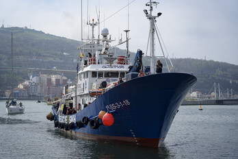 El buque de rescate Aita Mari a su llegada a Bilbo.